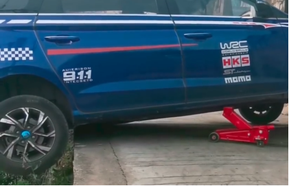 后輪懸空不用怕 臥式千斤頂助力脫困