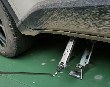 剪式千斤頂助力車底小貓營救