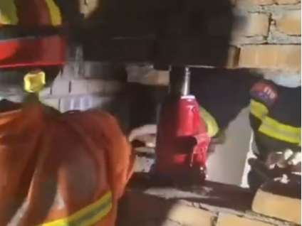 男孩卡墻縫 液壓千斤頂助力救援