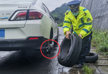 五一返程車(chē)胎故障 剪式千斤頂助力換胎