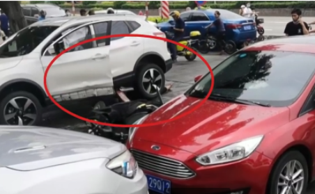 兩車相撞司機被卷入徹底 千斤頂助力脫困