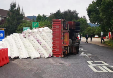 裝載30多噸布匹的貨車側(cè)翻 千斤頂助力救援