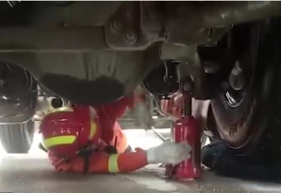 大掛車溜車不慎將維修司機(jī)壓入車底