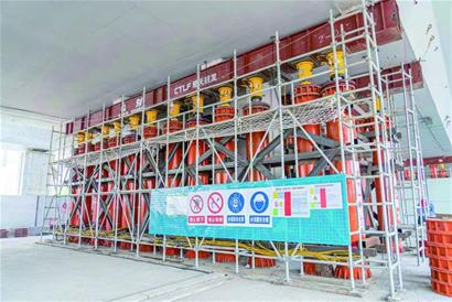 青島遼寧路近萬(wàn)噸的舊橋被“頂起”