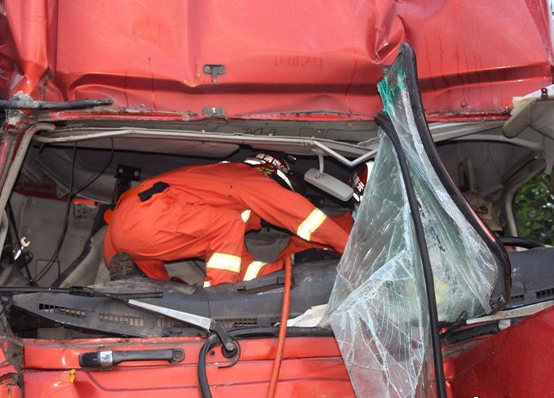 卡車(chē)追尾人員救援現(xiàn)場(chǎng)